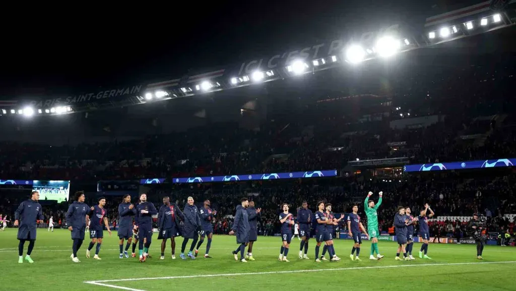 Elenco do PSG reunido no gramado
