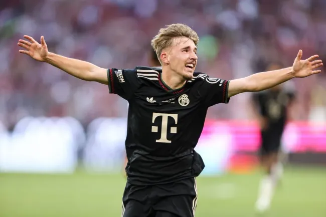 Lennart Karl do FC Bayern München comemora seu gol pelo time. Ele novamente fez um gol em Grasshopper – Bayern e alguns torcedores o colocaram como melhor que Lamine Yamal.