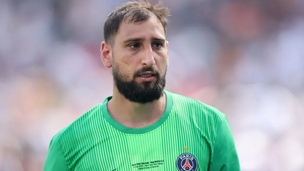Donnarumma, goleiro do PSG, com a camisa verde, em campo