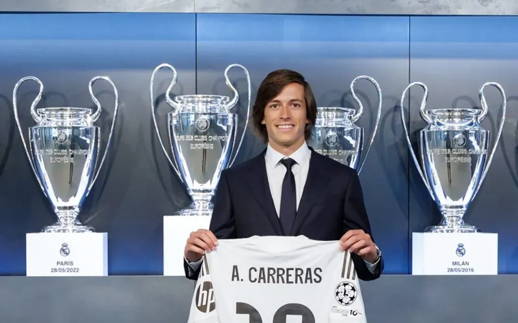Álvaro Carreras segura camisa do Real Madrid