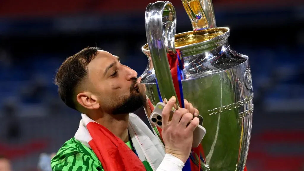 Donnarumma, em campo, com a camisa verde e a taça