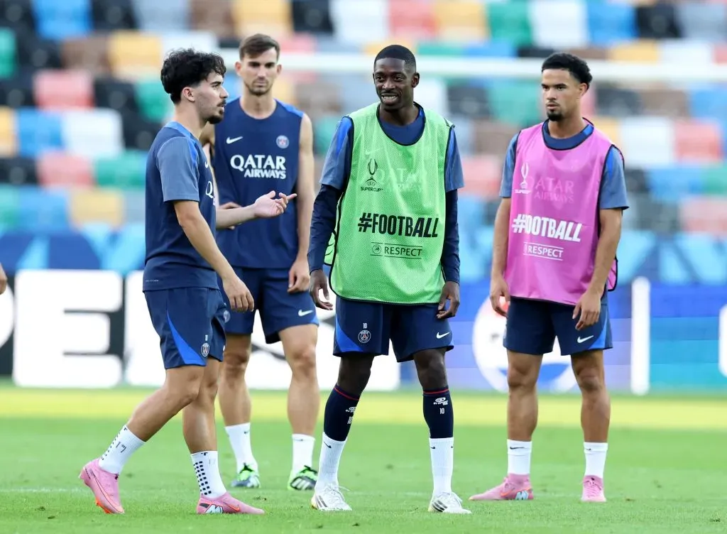 Jogadores do PSG fazendo reconhecimento de gramado. (Photo by Claudio Villa/Getty Images)