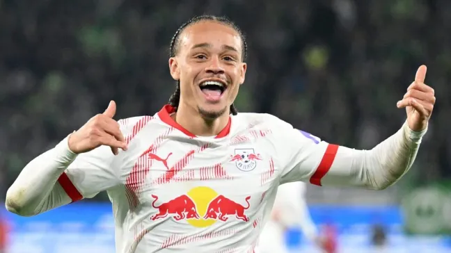 Xavi Simons, com a camisa branca do RB Leizig