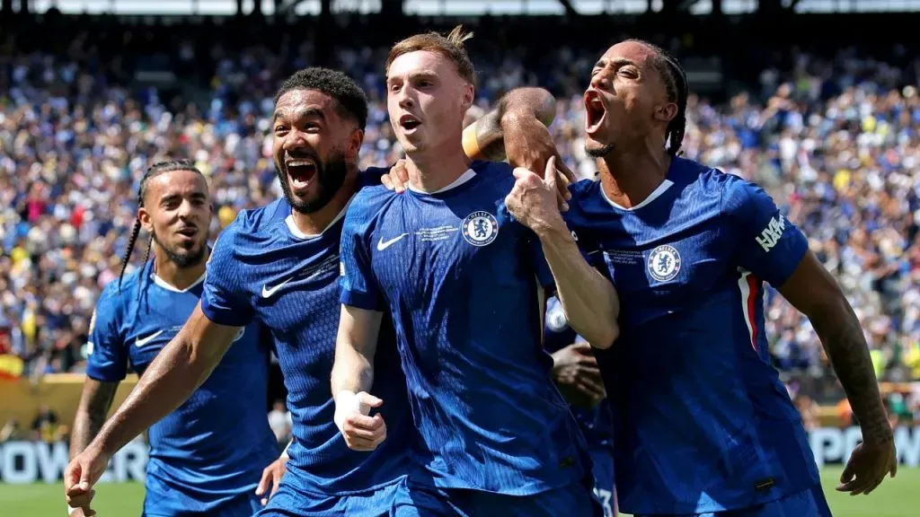 Jogadores do Chelsea, em campo, de camisa azul