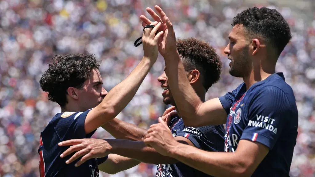 Vitinha, Doué e Gonçalo, em campo, com a camisa azul