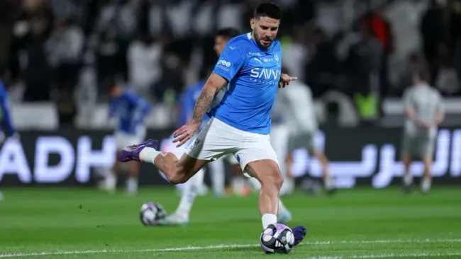 Aleksandar Mitrovic se aquece antes da partida. Foto: Abdullah Ahmed/Getty Images