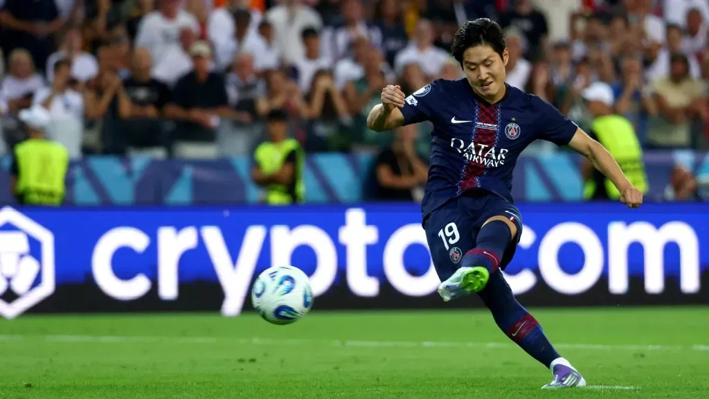 Lee Kang-in batendo pênalti contra o Tottenham. Foto: Francesco Scaccianoce/Getty Images