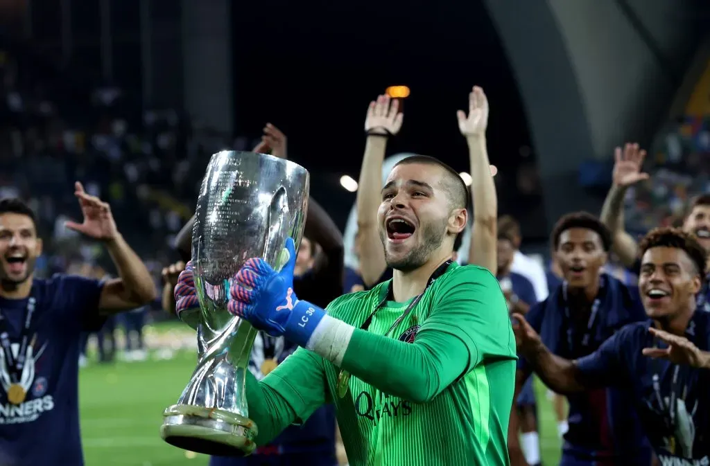 Lucas Chevalier com o troféu da Supercopa da UEFA. (Photo by Claudio Villa/Getty Images)