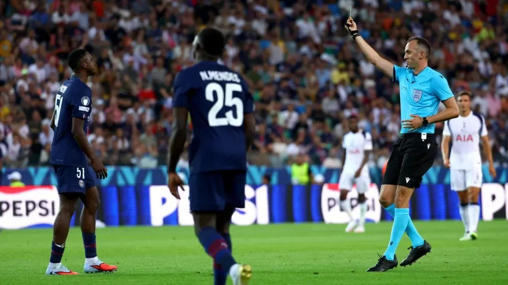 João Pinheiro aplicando cartão amarelo. Foto: Francesco Scaccianoce/Getty Images