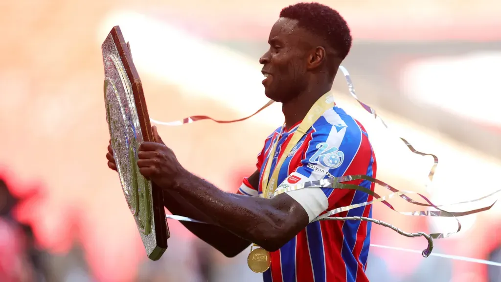 Marc Guéhi com o troféu da Supercopa Inglesa pelo Crystal Palace (Foto: Julian Finney/Getty Images)