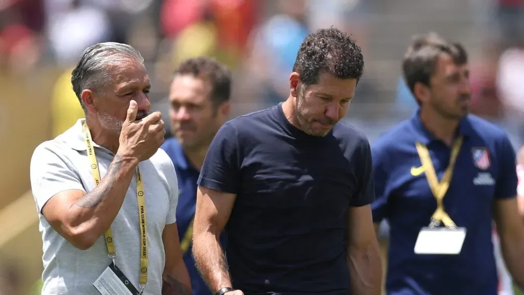 O técnico do Atlético de Madrid, Diego Simeone, reage após a partida do Grupo B da Copa do Mundo de Clubes da FIFA 2025 entre o Club Atlético de Madrid e o Botafogo FR, realizada no Rose Bowl Stadium em 23 de junho de 2025, em Pasadena, Califórnia. (Foto de Stu Forster/Getty Images)