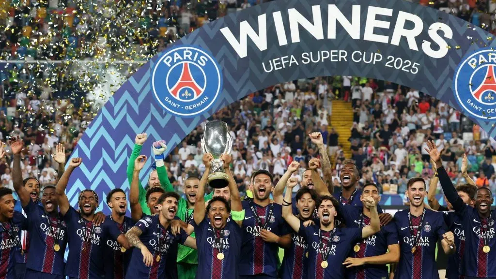 PSG com o título da Supercopa 2025. (Foto: Claudio Villa/Getty Images)