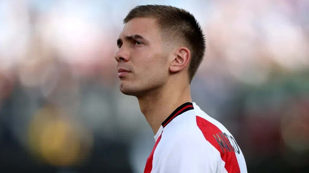 Franco Mastantuono de lado durante partida do River Plate (Foto: Harry How/Getty Images)