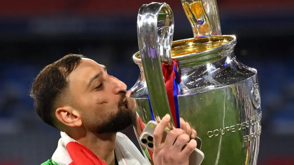 Donnarumma, beijando a taça, com a camisa verde (Foto: Justin Setterfield/Getty Images)