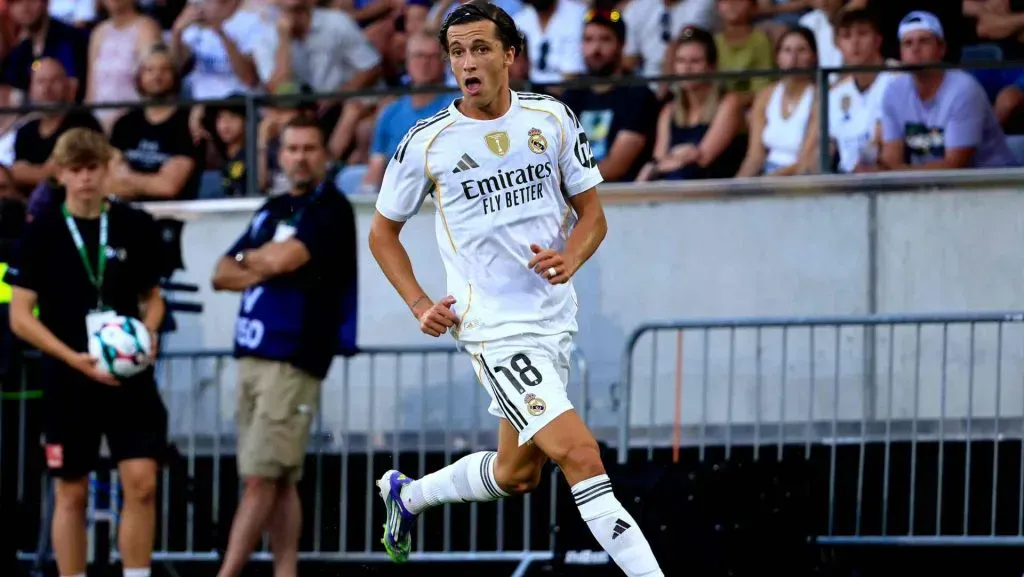 Lateral Álvaro Carreras conduz a bola em jogo oficial pelo Real Madrid