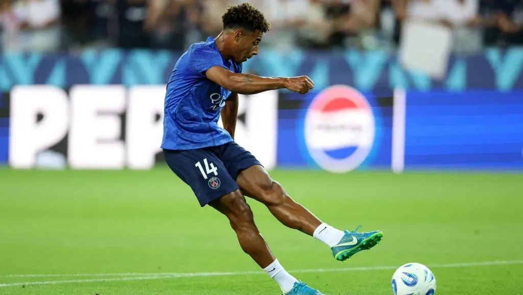 Desire Doue durante o aquecimento antes da partida da Supercopa da UEFA de 2025. Foto: Claudio Villa/Getty Images