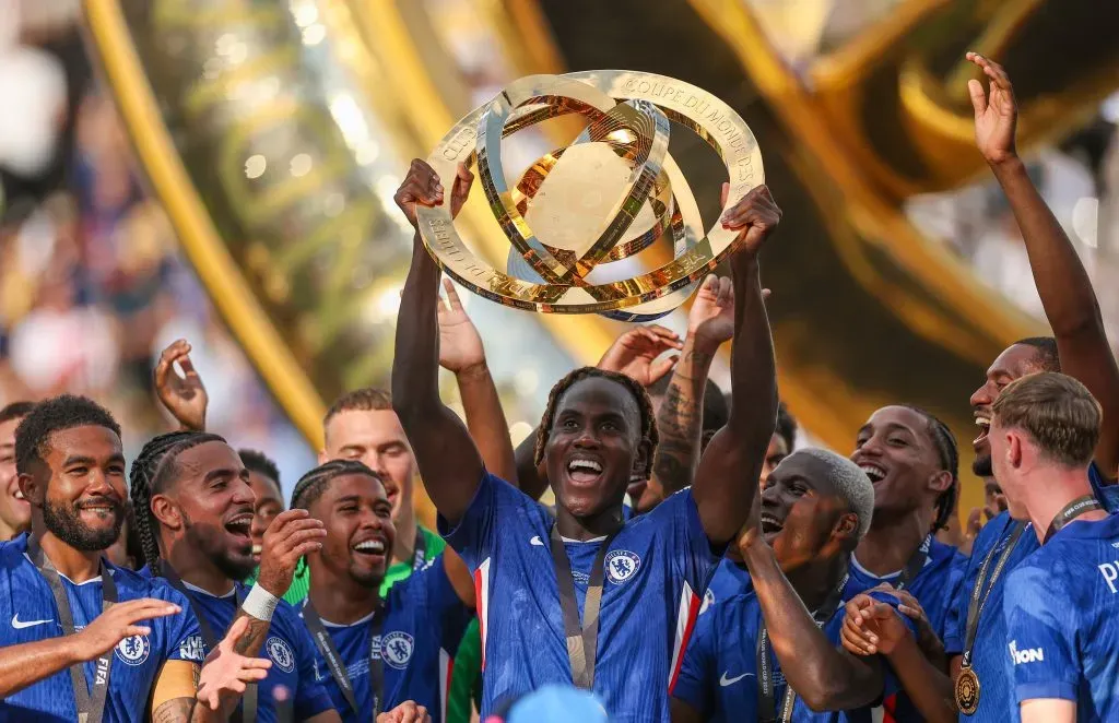 Chalobah com o prêmio do Mundial de Clubes que o Chelsea conquistou em cima do PSG. Buda Mendes/Getty Images)