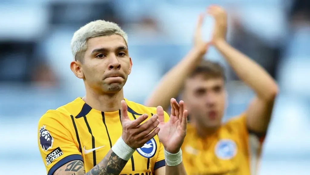 Julio Enciso, do Brighton & Hove Albion, reconhece os fãs após a partida da Premier League entre Newcastle United FC e Brighton & Hove Albion FC em St James' Park, no dia 19 de outubro de 2024, em Newcastle upon Tyne, Inglaterra. (Foto de Matt McNulty/Getty Images)