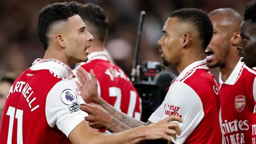 Martinelli e Gabriel Jesus, em campo, com a camisa vermelha