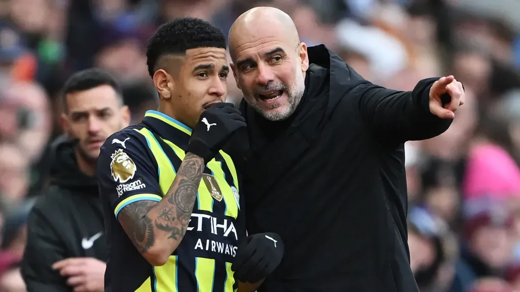 Savinho conversando com Pep Guardiola no Manchester City (Foto: Shaun Botterill/Getty Images)