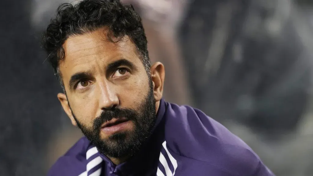 Ruben Amorim, treinador do Manchester United, com a jaqueta roxa, no banco de reservas. (Foto: Patrick McDermott/Getty Images)