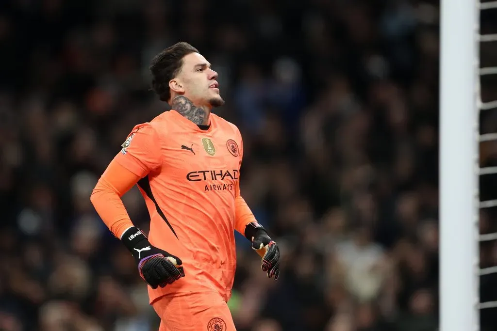 Ederson acena com a mão