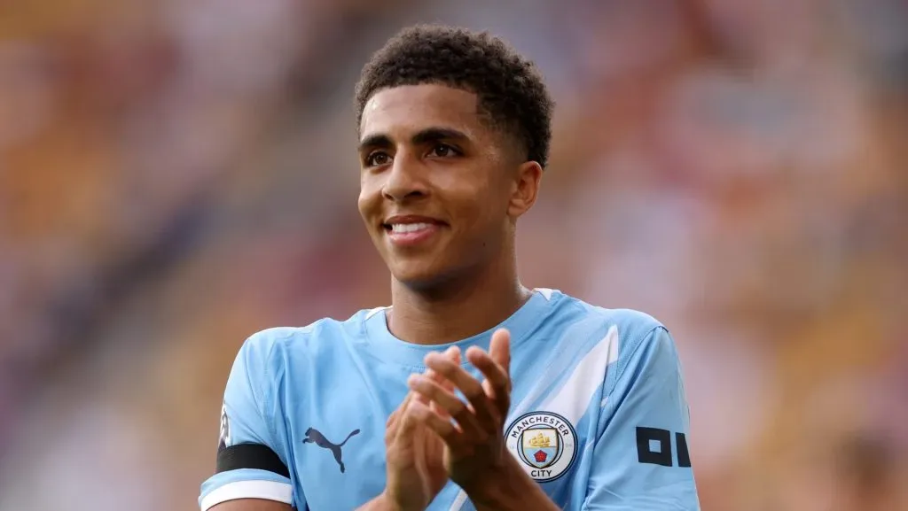 O Manchester City movimenta-se rapidamente no mercado, demonstrando interesse pelo jovem Josh Acheampong em resposta às investidas do Chelsea, enquanto negociações envolvendo Rico Lewis e James McAtee seguem em destaque, refletindo a estratégia do clube em desenvolver talentos e financiar novas contratações. (Photo by Alex Pantling/Getty Images)