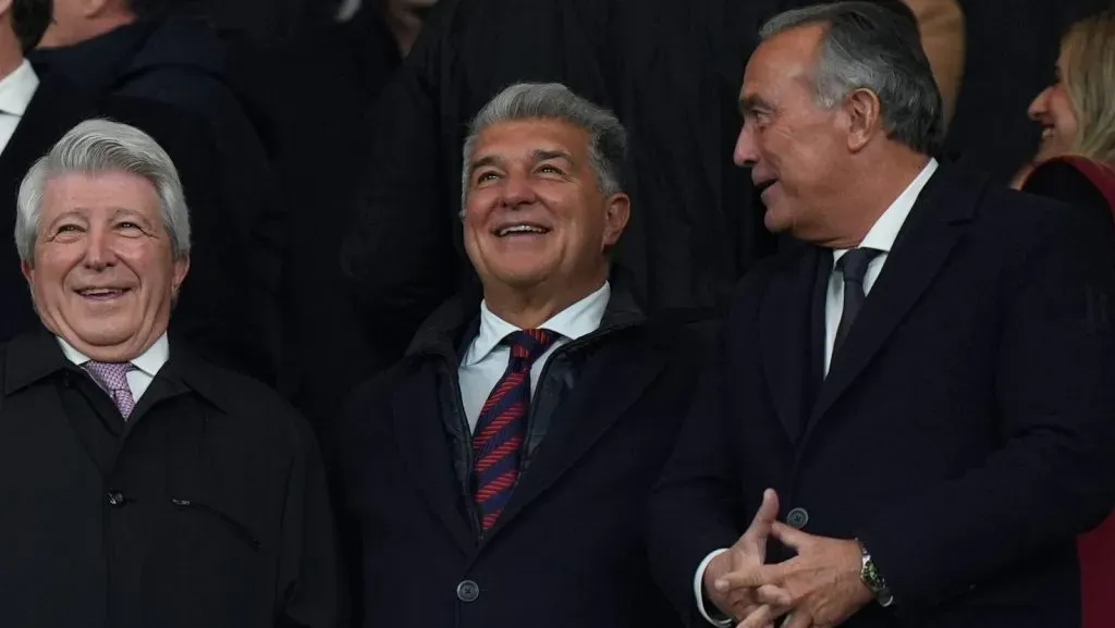 Enrique Cerezo, presidente do Atlético de Madrid (à esquerda), e Joan Laporta i Estruch, presidente do FC Barcelona (ao centro), são vistos nas arquibancadas durante a partida da La Liga EA Sports entre Atlético de Madrid e FC Barcelona no estádio Riyadh Air Metropolitano, em 16 de março de 2025, em Madri, Espanha. (Foto de Angel Martinez/Getty Images)