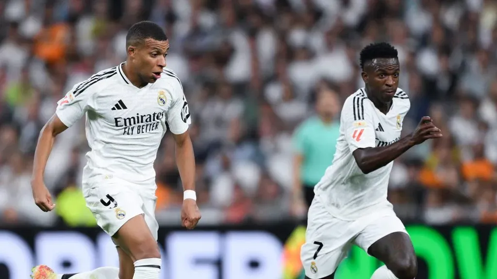 MADRI, ESPANHA - 21 DE SETEMBRO: Kylian Mbappé e Vinícius Júnior, do Real Madrid, correm com a bola durante a partida da LaLiga entre Real Madrid CF e RCD Espanyol de Barcelona no Estádio Santiago Bernabeu em 21 de setembro de 2024 em Madri, Espanha.