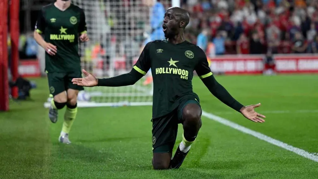 Yoane Wissa comemora o gol. Foto: Shaun Botterill/Getty Images