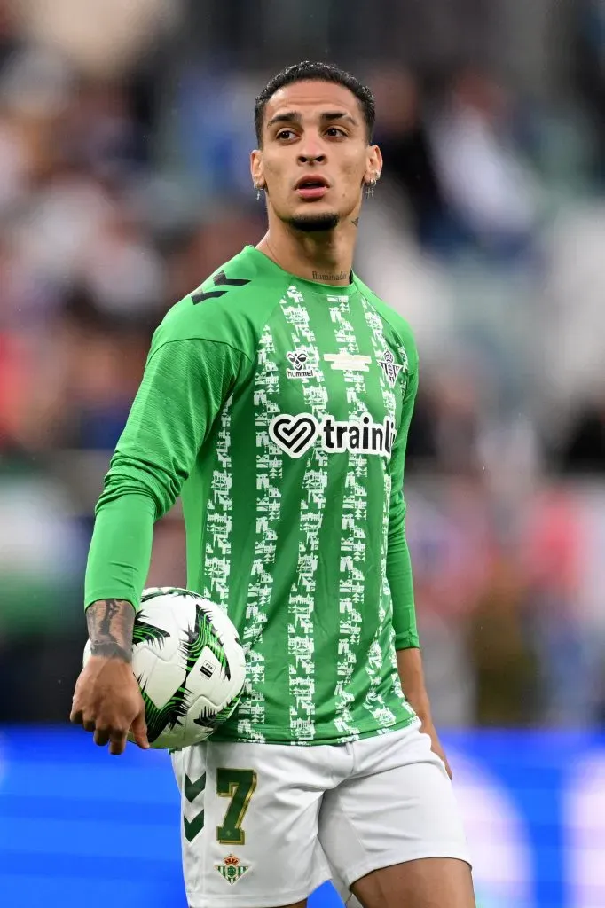 Antony já recusou a possibilidade de retornar ao São Paulo, de defender o Botafogo ou se juntar a Cristiano Ronaldo no Al Nassr. Ele quer continuar no Real Betis, onde se destacou na última temporada (Photo by Stuart Franklin/Getty Images)