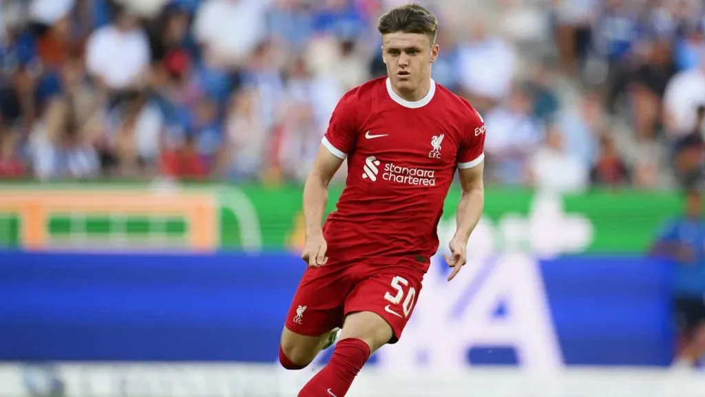 Ben Doak controla a bola durante o amistoso. Foto: Matthias Hangst/Getty Images