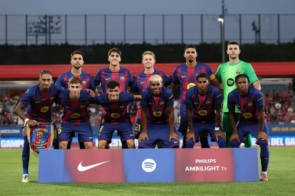 Jogadores do Barcelona, entre eles Lamine Yamal e Rashford, lado a lado. (Photo by Judit Cartiel/Getty Images)