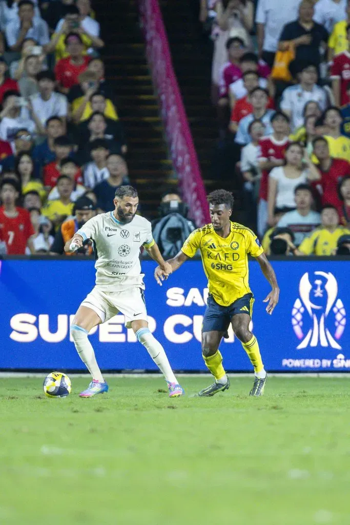 Karim Benzema, do Al Ittihad (E) e Kingsley Coman, em sua estreia pelo Al-Nassr (D). Atacante chega já mostrando que pode sim ser titular no time de Jorge Jesus. (Foto por: Yu Chun Christopher Wong/Eurasia Sport Images/Getty Images)