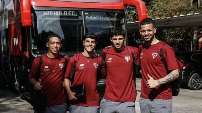 Nicolas Bosshardt ao lado de Pedro Ferreira, Igão e João Pedro, jovens do Sub-20 que foram relacionados por Crespo. Foto: Rubens Chiri e Miguel Schincariol / São Paulo FC