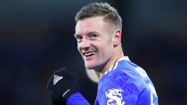 Jamie Vardy, com a camisa azul