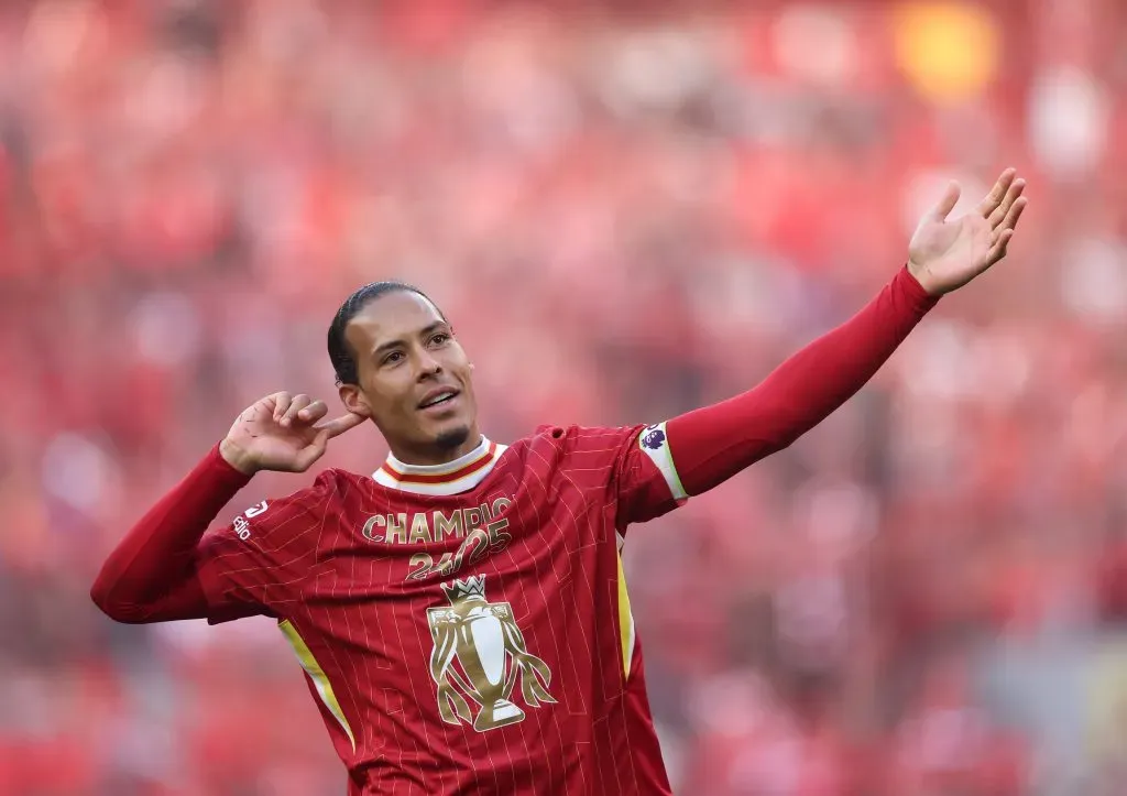 Virgil van Dijk, do Liverpool, gesticula para os torcedores enquanto comemora a vitória da equipe e a confirmação da conquista do título da Premier League após a partida entre Liverpool FC e Tottenham Hotspur FC, realizada em Anfield no dia 27 de abril de 2025, em Liverpool, Inglaterra. (Foto de Carl Recine/Getty Images)