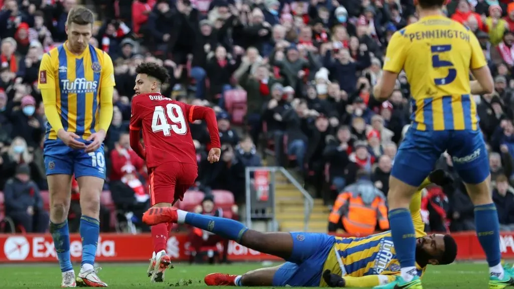 Kaide Gordon marcou contra o Shrewsbury Town pela FA Cup. Foto: Clive Brunskill/Getty Images