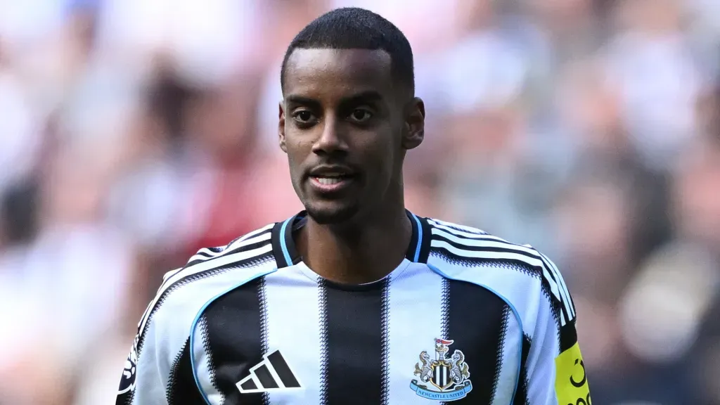 Isak, alvo do Real Madrid, em campo com o Newcastle. Foto: Stu Forster/Getty Images