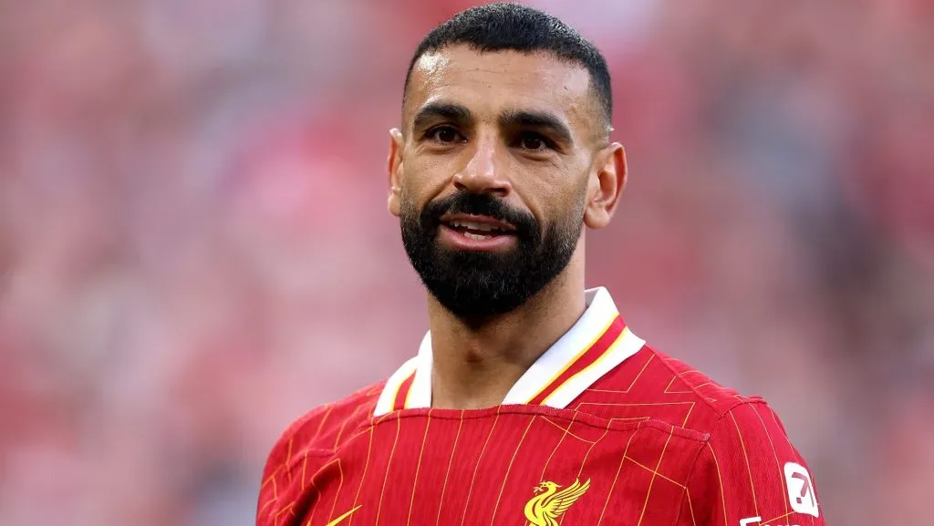 Salah, em campo, com a camisa vermelha do Liverpool