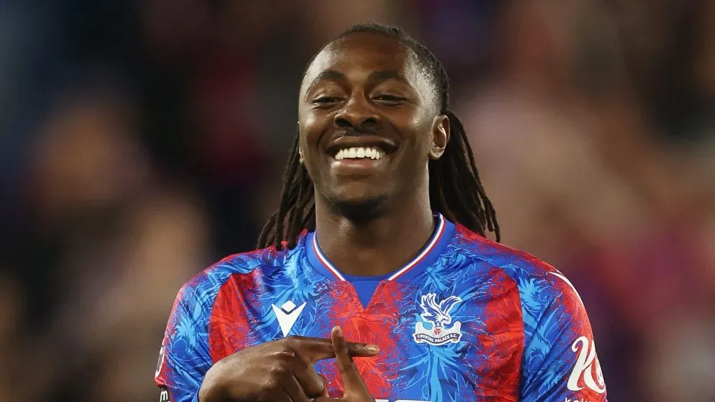 Eberechi Eze, em campo, com a camisa azul e vermelha do Crystal Palace