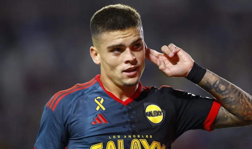 Gabriel Pec, de camisa azul e vermelha, do LA Galaxy, alvo do Arsenal. Gabriel Pec é um alvo do Arsenal, mas clube pode fechar com outros jogadores (Photo by Ronald Martinez/Getty Images)