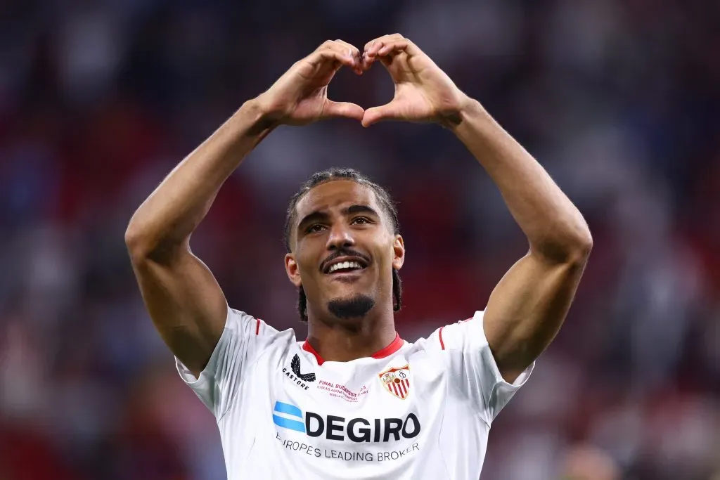 Loïc Badé já foi campeão com o Sevilla, mas deixou o clube para acertar com o Bayer Leverkusen até 2030. (Photo by Clive Rose/Getty Images)
