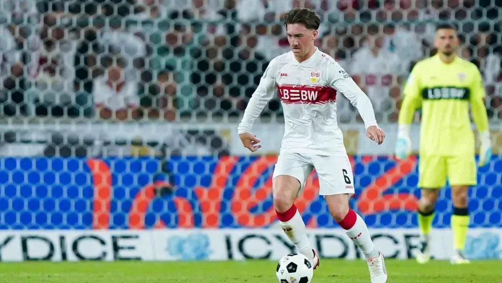 Angelo Stiller controla a bola durante a partida. Foto de Daniela Porcelli/Getty Images