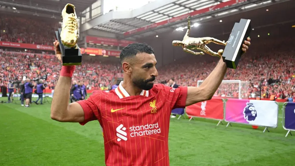 Salah com premiação na mão