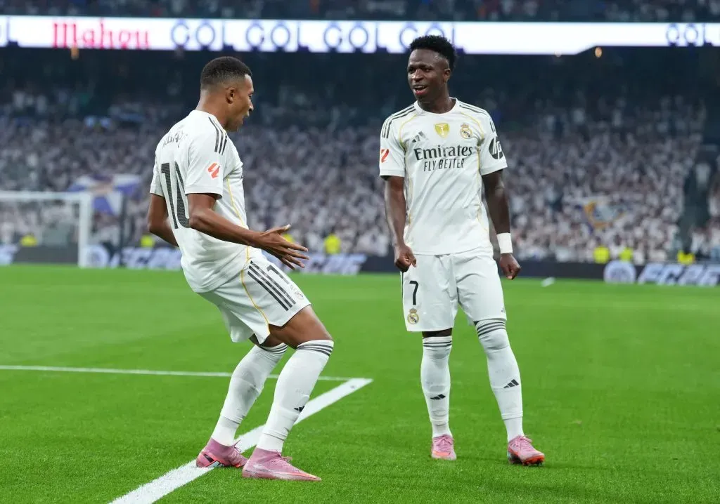 Kylian Mbappé, do Real Madrid, comemora o primeiro gol de sua equipe com Vinícius Júnior durante a partida da LaLiga EA Sports entre Real Madrid CF e CA Osasuna no Estádio Santiago Bernabéu, em 19 de agosto de 2025, em Madri, Espanha. Foto: Angel Martinez/Getty Images