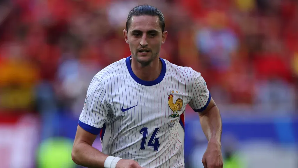 Adrien Rabiot correndo durante partida pela Seleção da França (Foto: Dean Mouhtaropoulos/Getty Images)