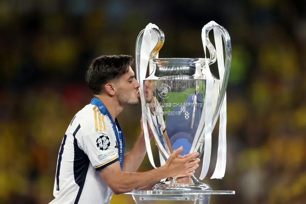 Brahim Díaz, atacante do Real Madrid. Segundo o jornalista Rodra, da ESPN, o jogador recebeu uma ligação do treinador Xabi Alonso, antes mesmo dele chegar para comandar o clube, e foi convencido a permanecer no clube, já que vinha sendo alvo de outras equipes. Xabi comentou sobre os planos que tem com o atleta. Foto: Lars Baron/Getty Images