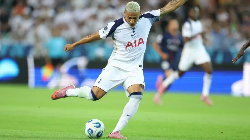 Richarlison atuando com a camisa do Tottenham. Foto: Claudio Villa/Getty Images