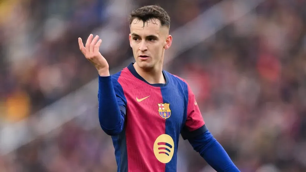 Muitos clubes querem Marc Casadó e ele sente que o clube realmente quer vendê-lo, mas ele quer permanecer. Hansi Flick não quer que ele saia. (Foto: David Ramos/Getty Images)